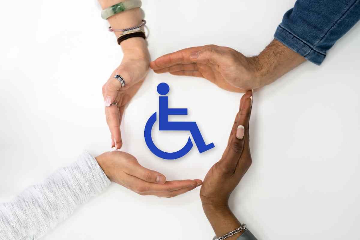 Mani e simbolo disabilità 