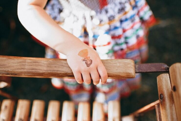 Bambina con tatuaggio